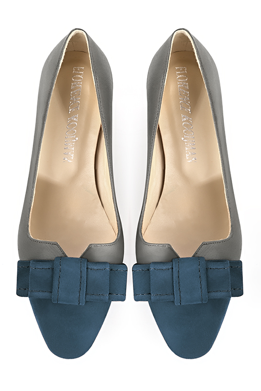 Peacock blue and ash grey women's dress pumps, with a knot on the front. Round toe. Low block heels. Top view - Florence KOOIJMAN